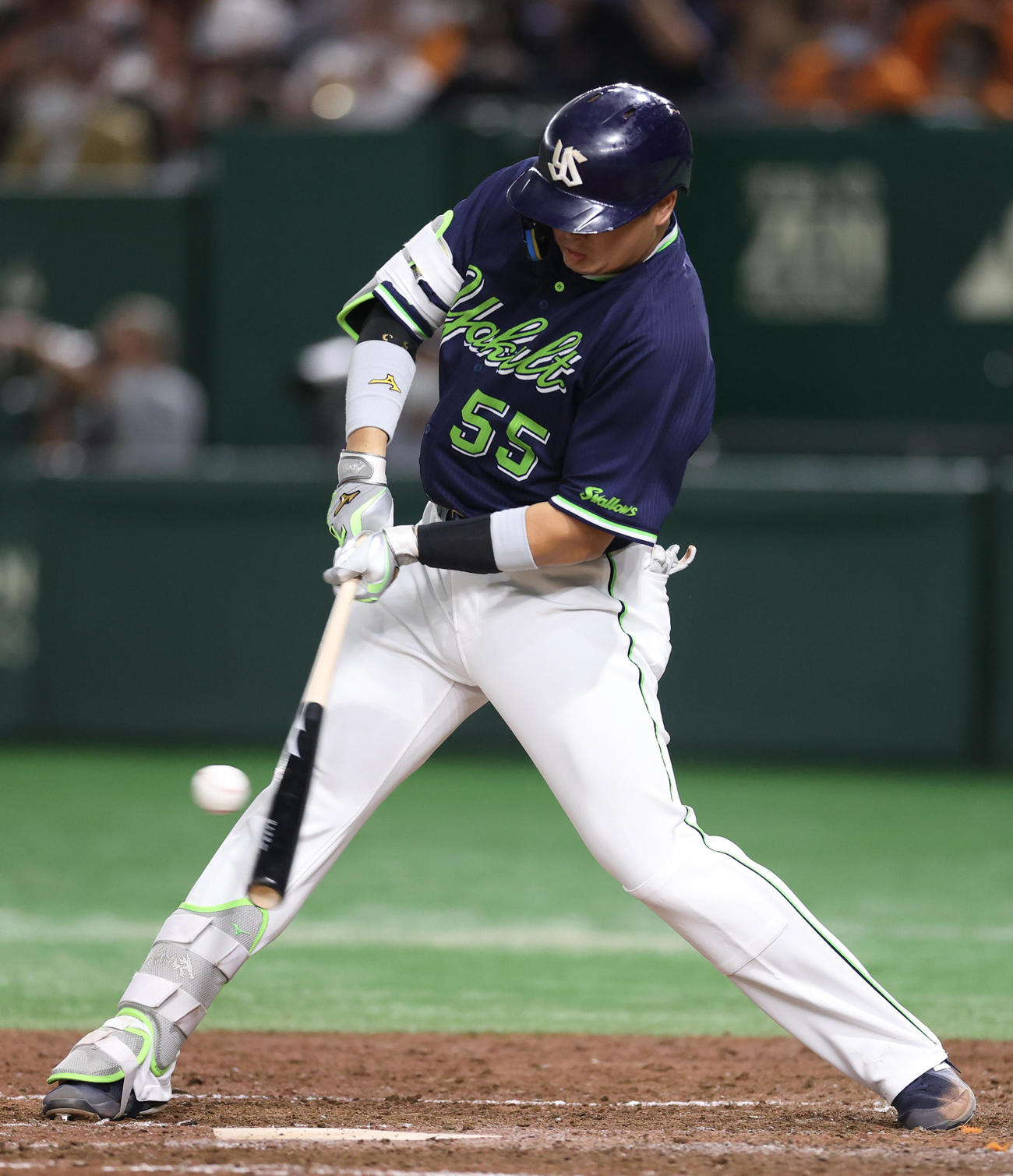 巨人対ヤクルト　5回表ヤクルト1死一塁、二ゴロに打ち取られる村上（撮影・狩俣裕三）