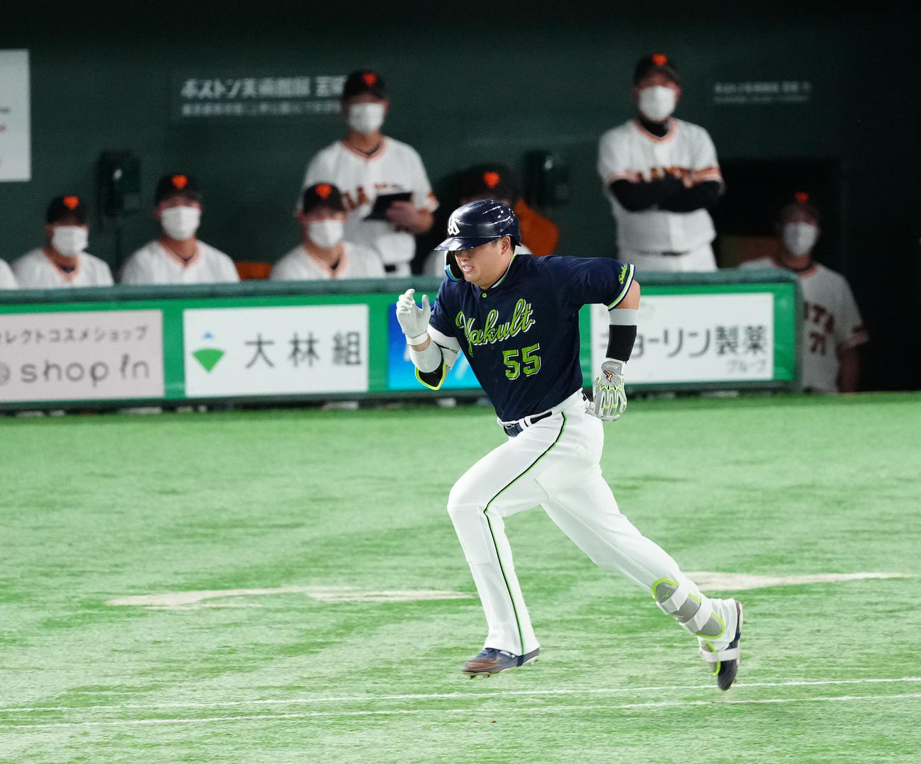 巨人対ヤクルト　5回表ヤクルト1死一塁、二ゴロに倒れる村上（撮影・江口和貴）
