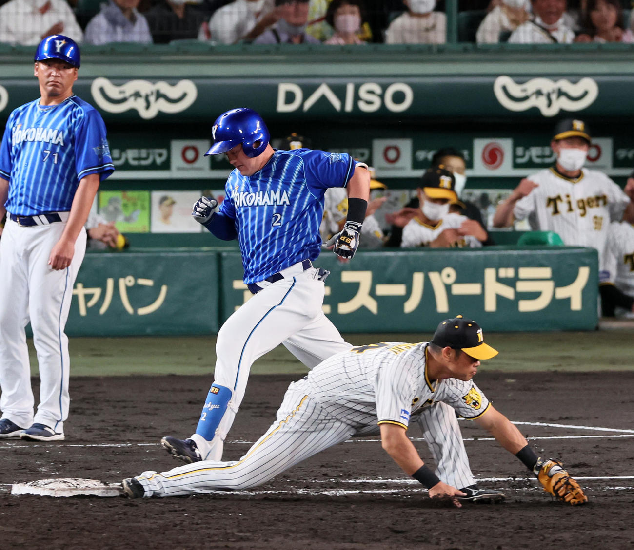 阪神対DeNA 3回表DeNA2死満塁、牧は三ゴロに倒れる（撮影・加藤哉）