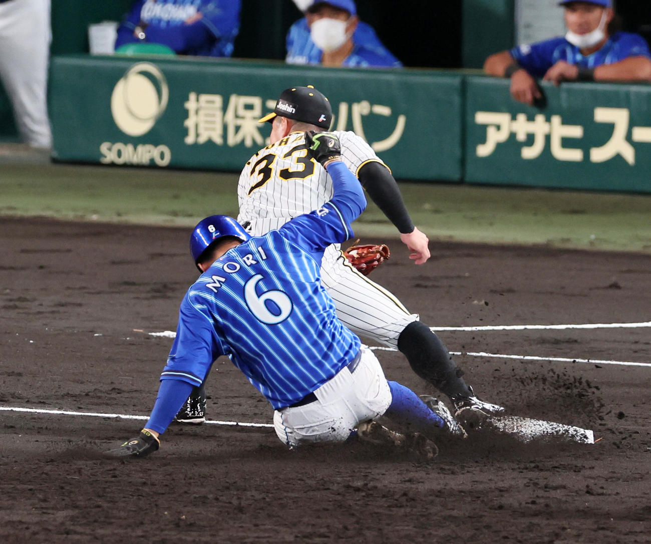 阪神対DeNA 3回表DeNA無死一、二塁、二塁走者森は桑原の犠打で三塁へ向かうもアウトになる。三塁手は糸原（撮影・加藤哉）