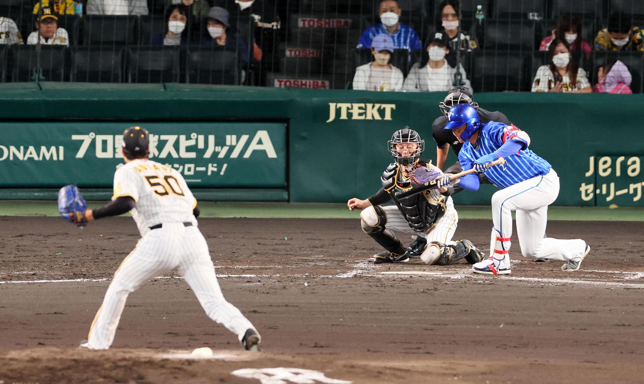 阪神対DeNA　回表DeNA無死一塁、上茶谷は四球を選ぶ。投手は青柳（撮影・加藤哉）