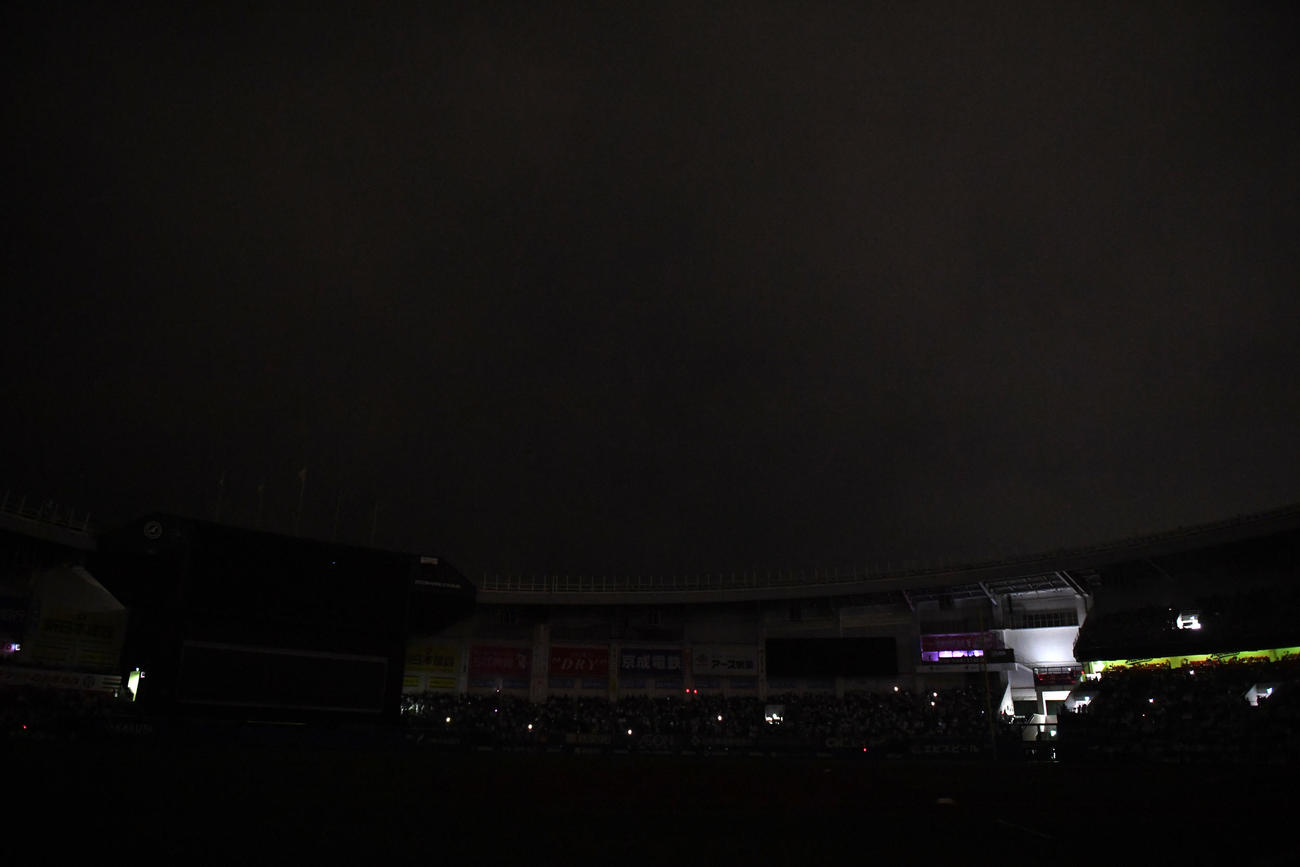ロッテ対オリックス　6回表途中、飛来した鳥の群れを逃がすために照明を落とし真っ暗になったZOZOマリンスタジアム（撮影・横山健太）