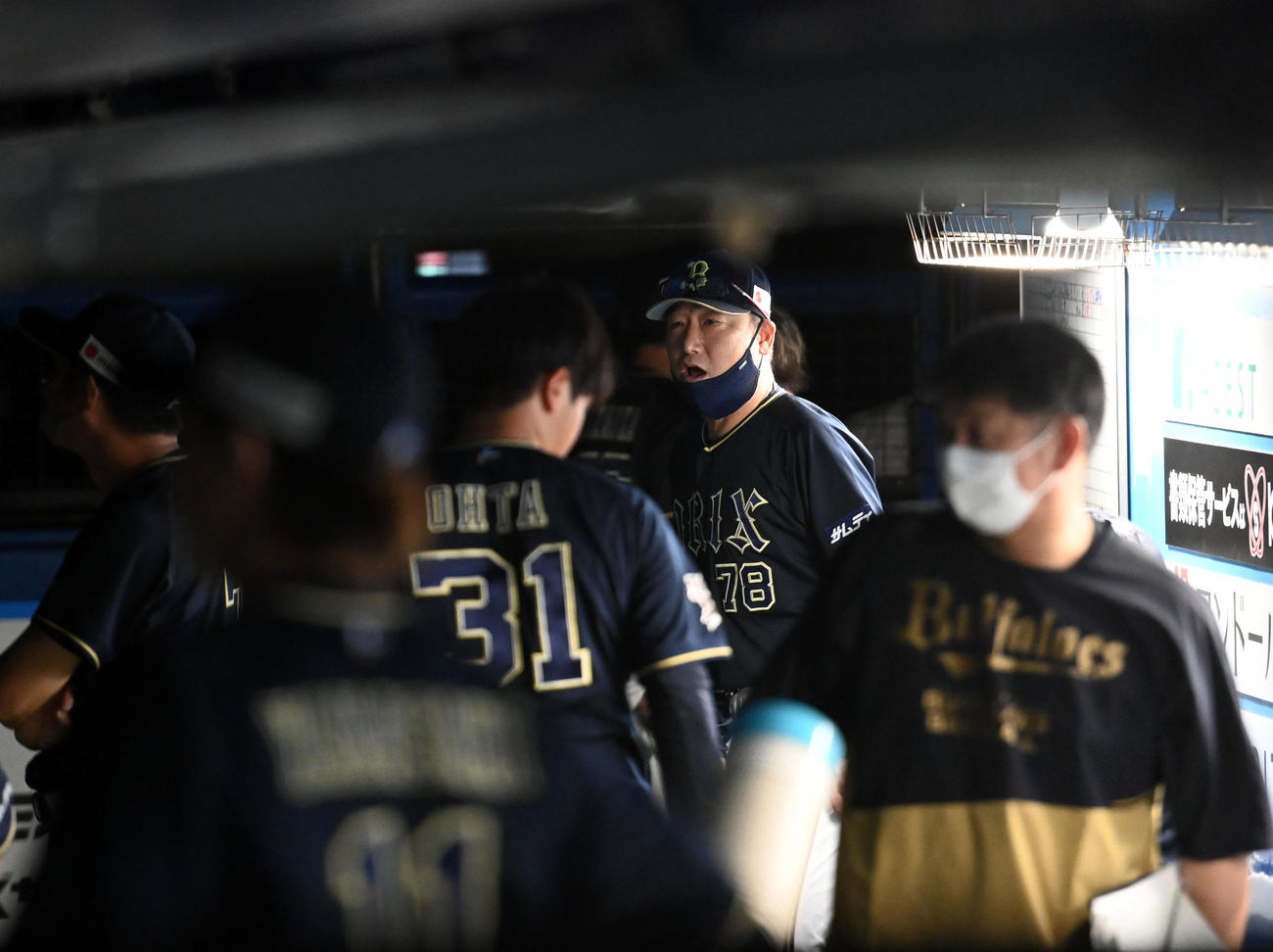 ロッテ対オリックス　6回表途中、鳥の群れがいなくなるのを待つ中嶋監督（右から2人目）らオリックスナイン（撮影・横山健太）