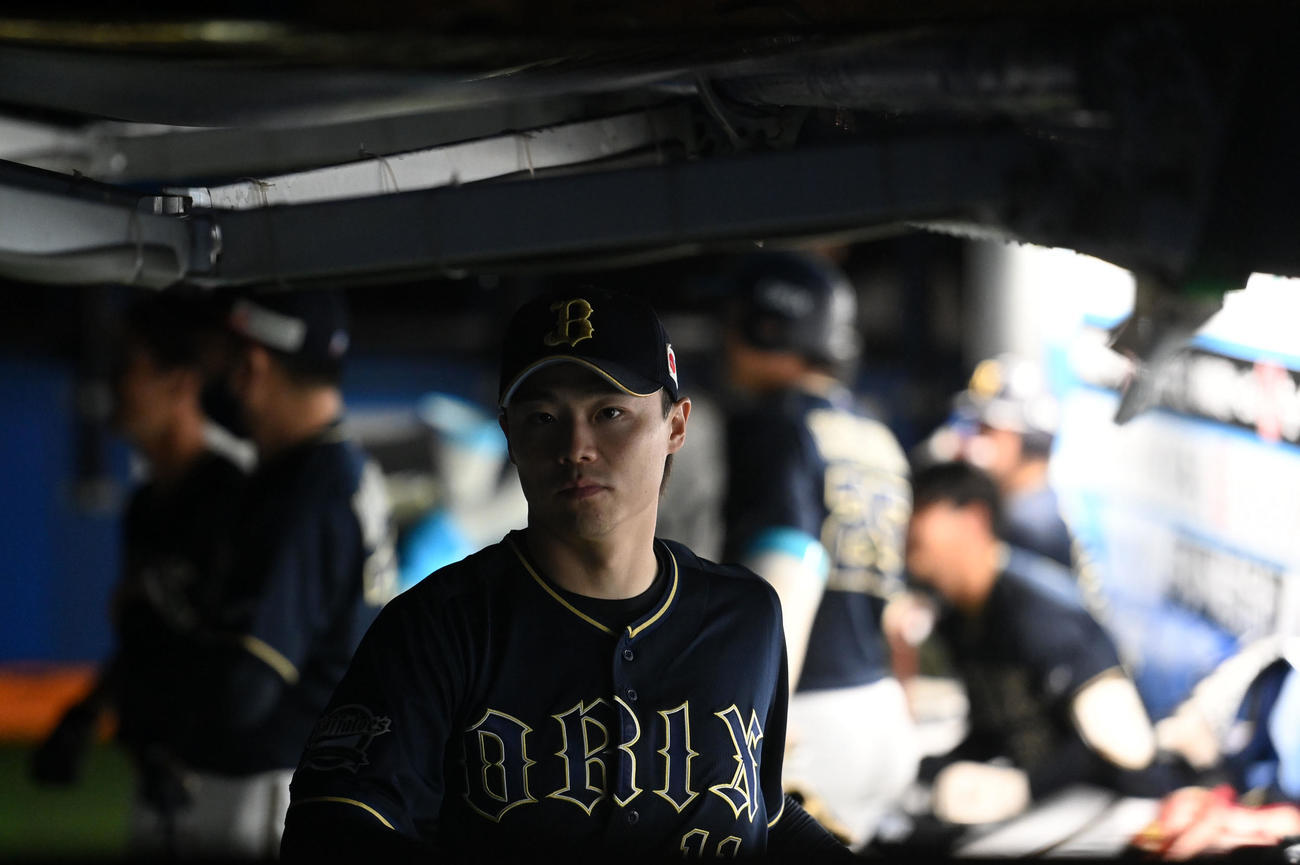 ロッテ対オリックス　6回表途中、鳥の群れがいなくなるのをストレッチをして待つオリックス山崎福（撮影・横山健太）