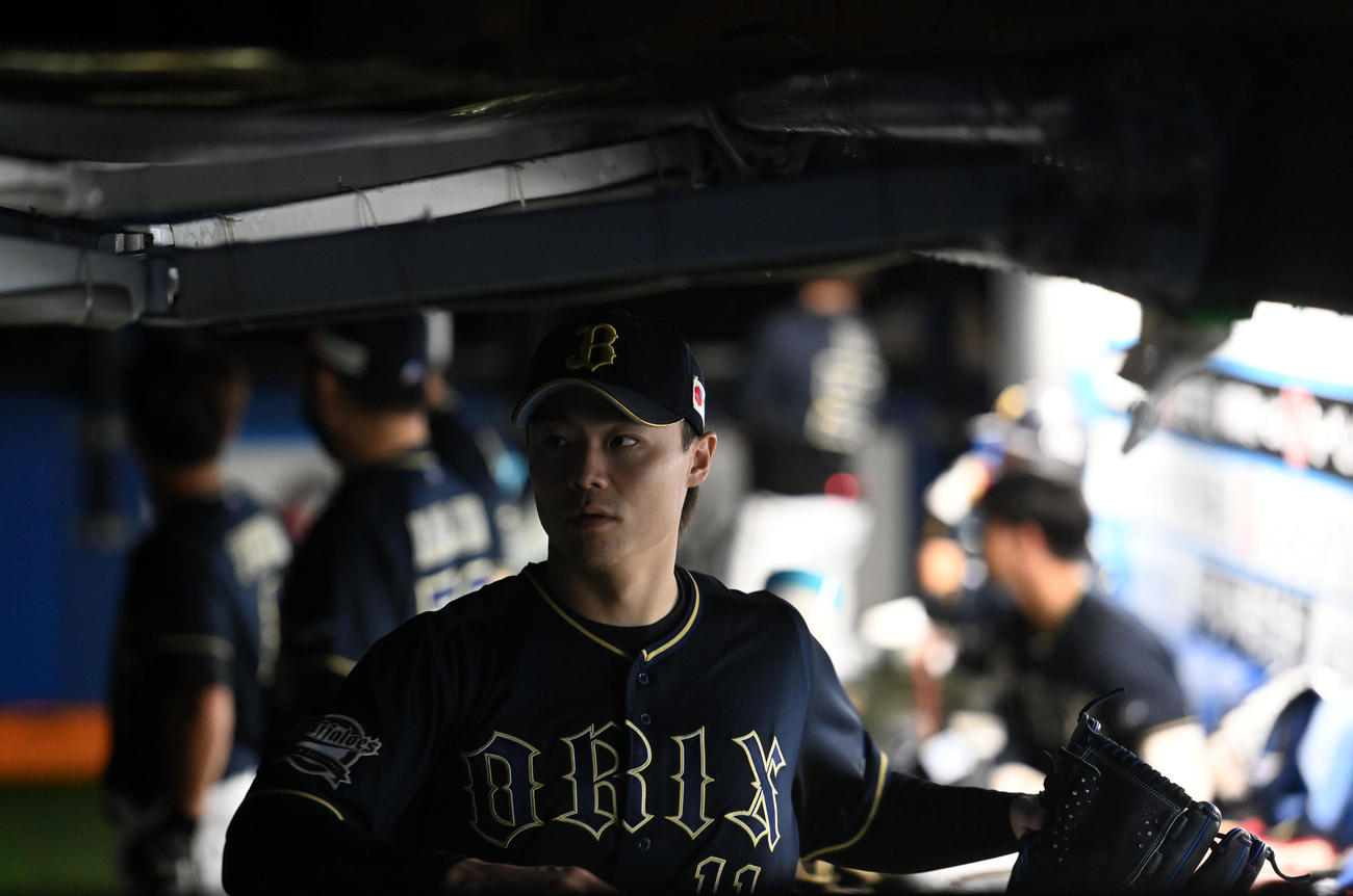 ロッテ対オリックス　6回表途中、鳥の群れがいなくなるのをストレッチをして待つオリックス山崎福（撮影・横山健太）