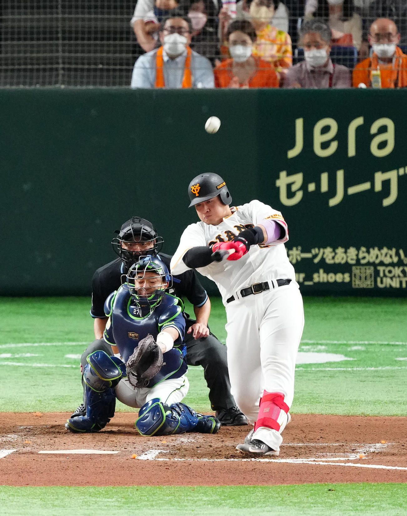 巨人対ヤクルト　6回裏巨人1死、左越えソロ本塁打を放つ岡本和（撮影・江口和貴）