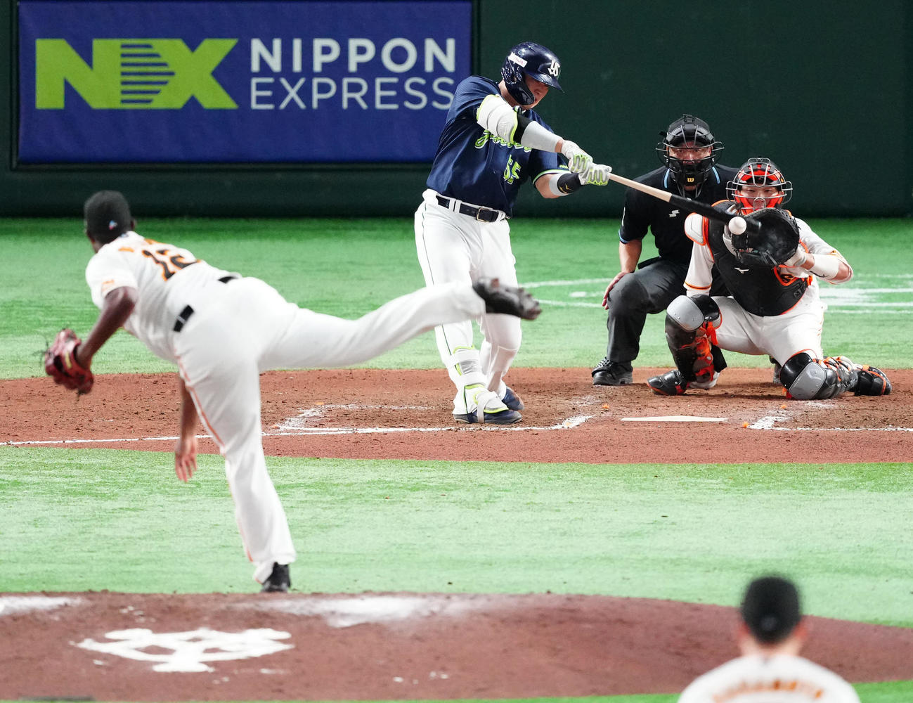 巨人対ヤクルト　7回表ヤクルト1死一塁、併殺に倒れる村上。投手デラロサ（撮影・江口和貴）