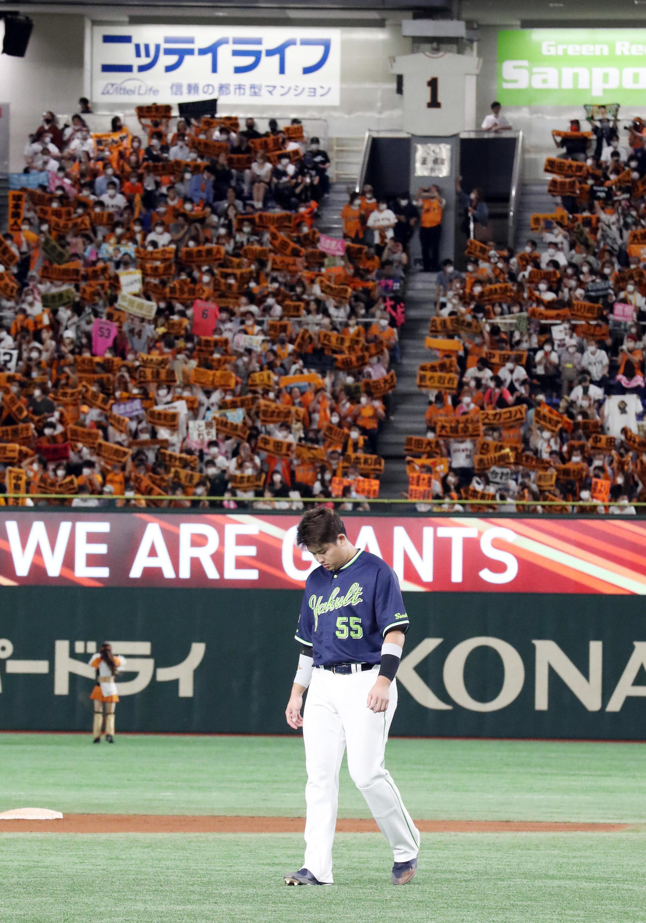 巨人対ヤクルト　7回表ヤクルト1死一塁、併殺打に打ち取られ、悔しがる村上。後方レフトスタンド上段には王貞治氏の永久欠番1のユニホームが飾られていた（撮影・狩俣裕三）