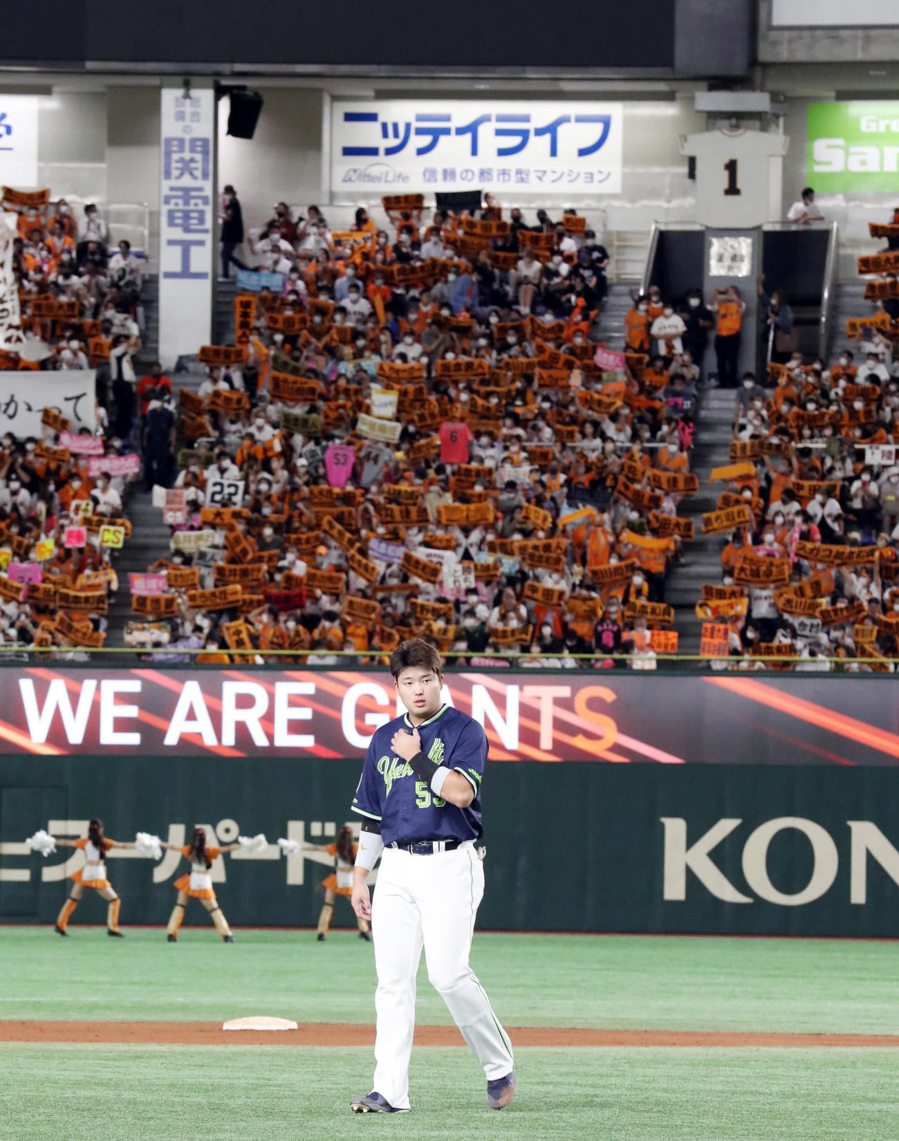 巨人対ヤクルト　7回表ヤクルト1死一塁、併殺打に打ち取られ、悔しがる村上。後方レフトスタンド上段には王貞治氏の永久欠番1のユニホームが飾られていた（撮影・狩俣裕三）