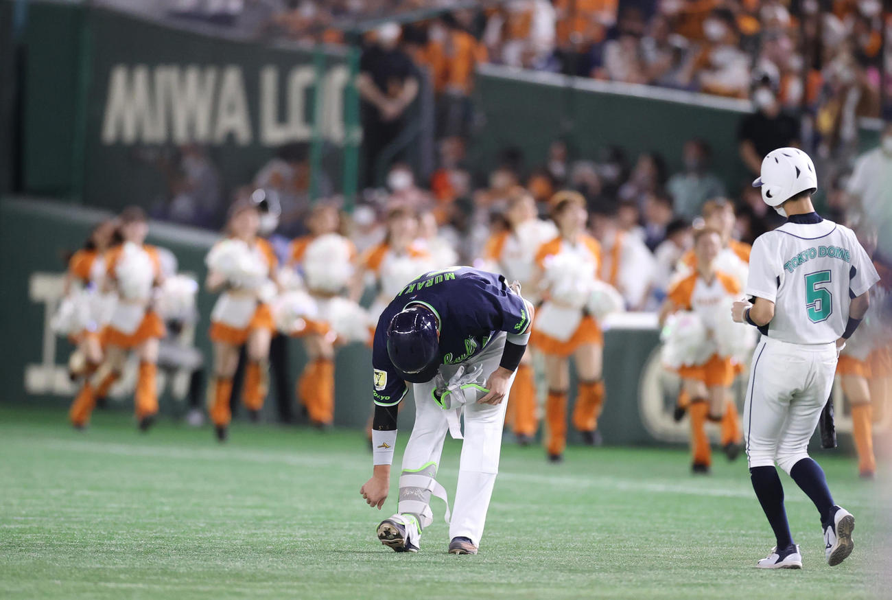 巨人対ヤクルト　7回表ヤクルト1死一塁、併殺打に打ち取られる村上（撮影・狩俣裕三）