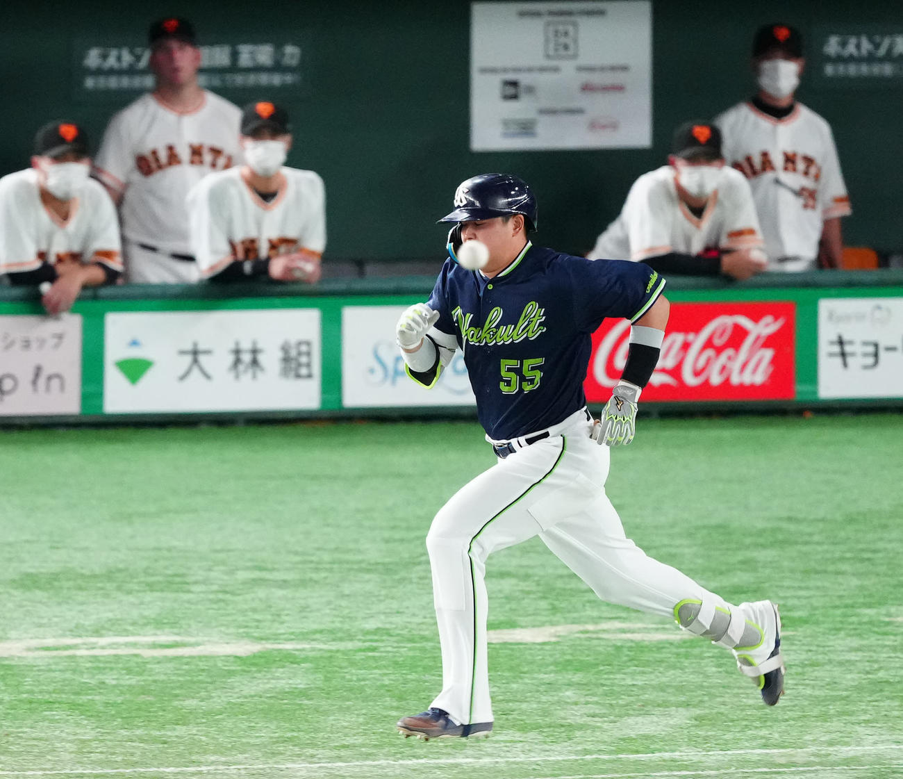 巨人対ヤクルト　7回表ヤクルト1死一塁、併殺に倒れる村上（撮影・江口和貴）