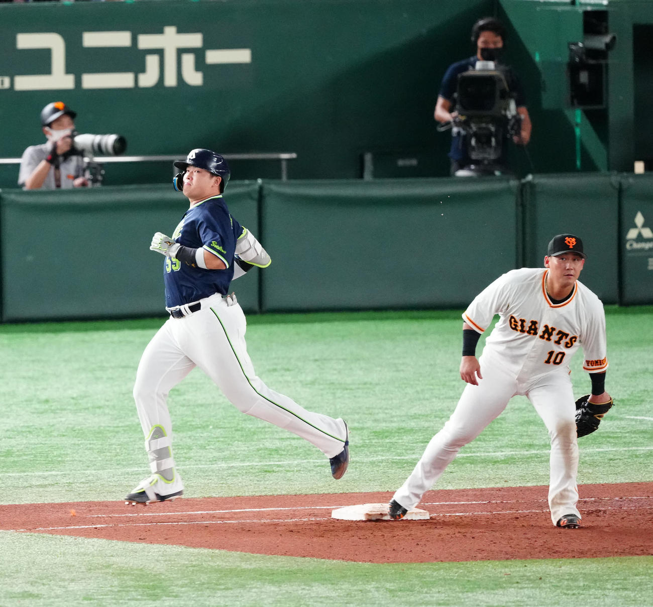 巨人対ヤクルト　7回表ヤクルト1死一塁、併殺に倒れる村上（左）。一塁手中田（撮影・江口和貴）