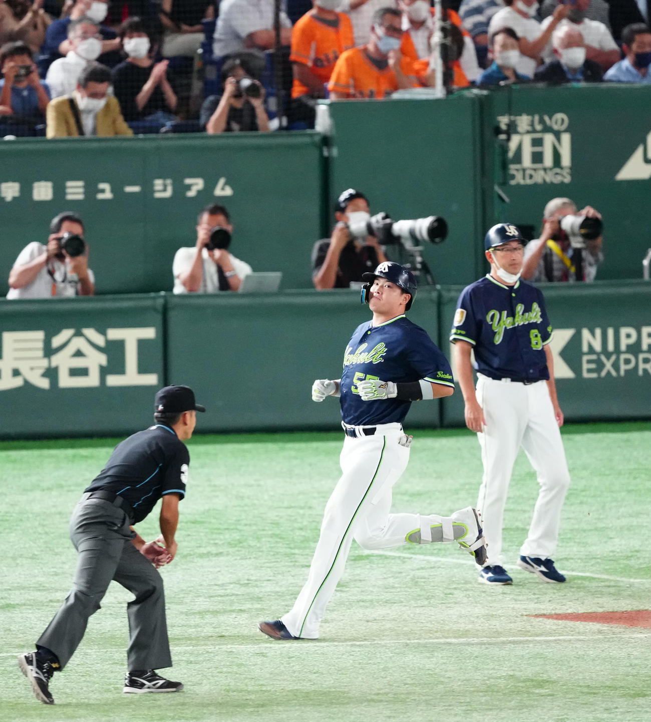 巨人対ヤクルト　7回表ヤクルト1死一塁、併殺に倒れた村上（中央）（撮影・江口和貴）