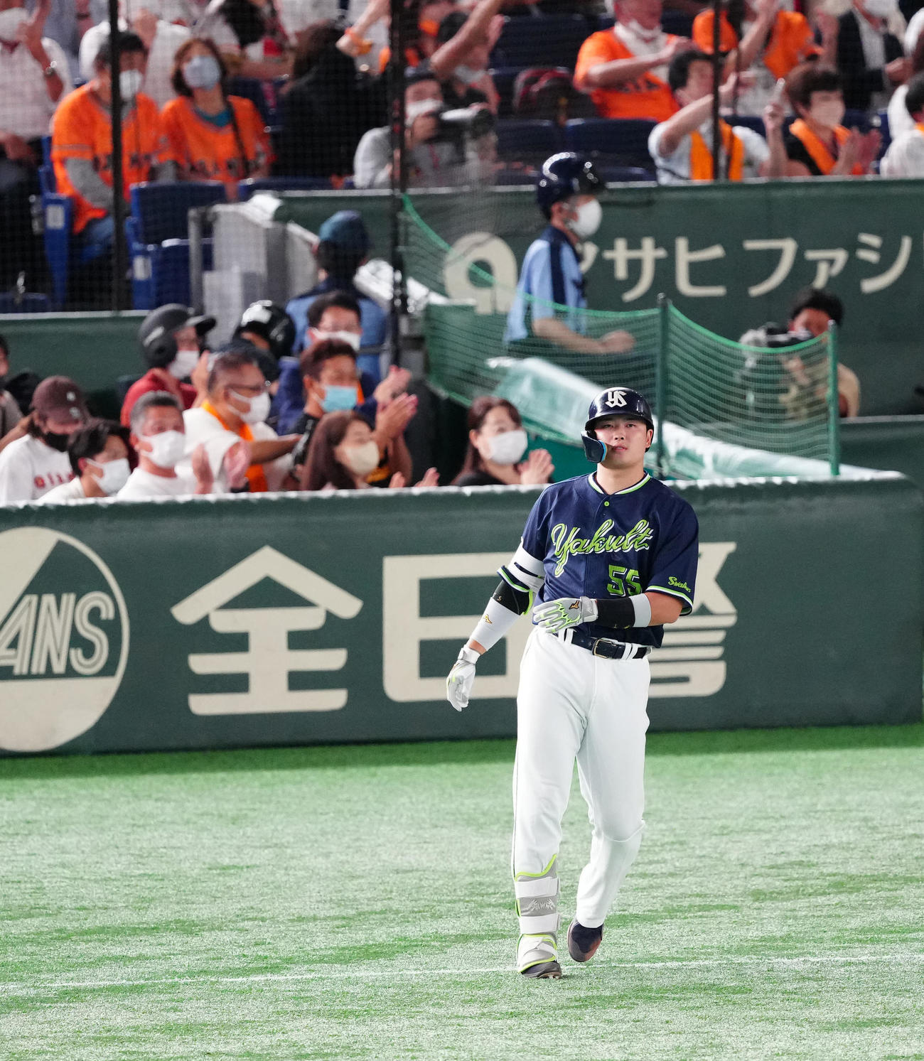 巨人対ヤクルト　7回表ヤクルト1死一塁、併殺に倒れた村上（撮影・江口和貴）