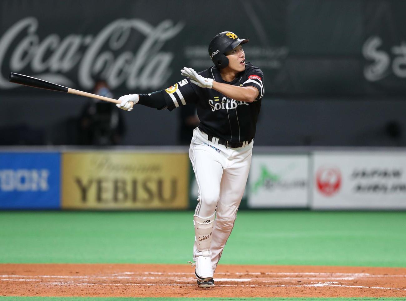 日本ハム対ソフトバンク　4回表ソフトバンク無死、右越え本塁打を放つ柳田（撮影・黒川智章）