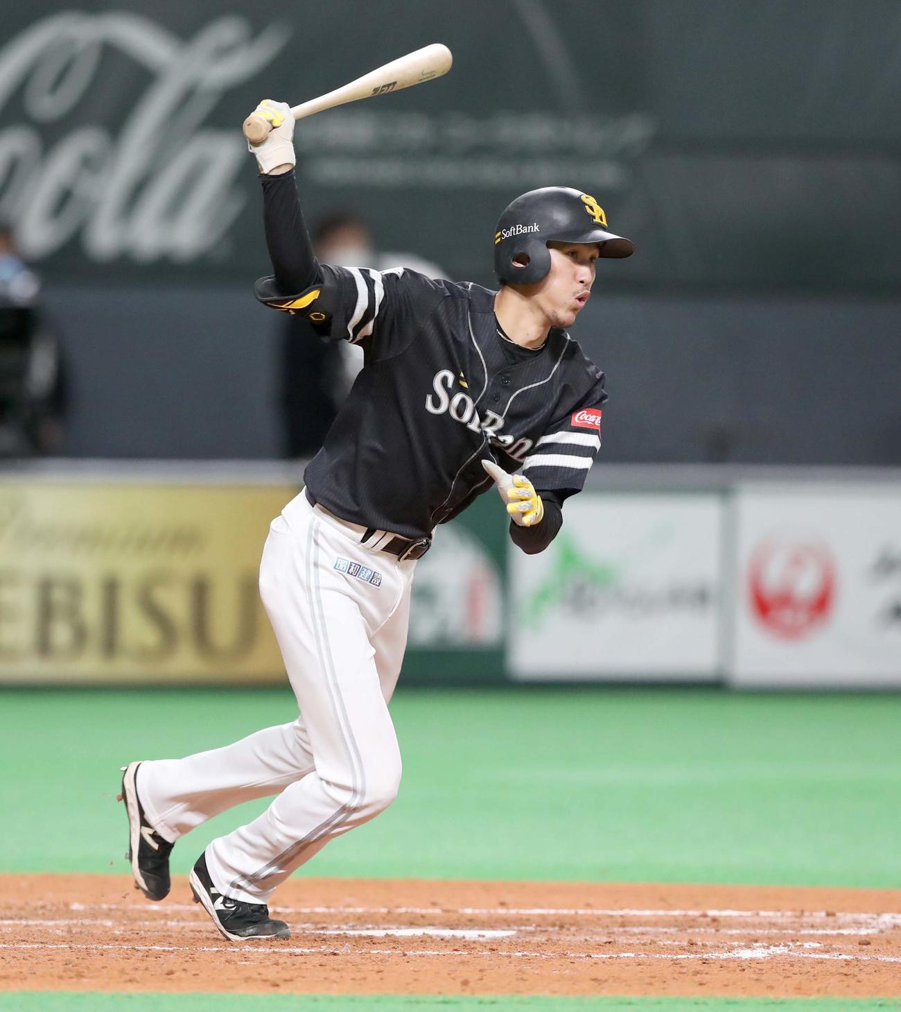 日本ハム対ソフトバンク　5回表ソフトバンク2死、右翼線に二塁打を放つ三森（撮影・黒川智章）