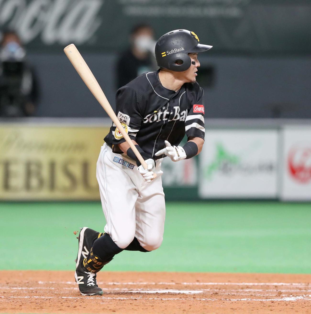 日本ハム対ソフトバンク　5回表ソフトバンク2死二塁、左前適時打を放つ牧原大（撮影・黒川智章）