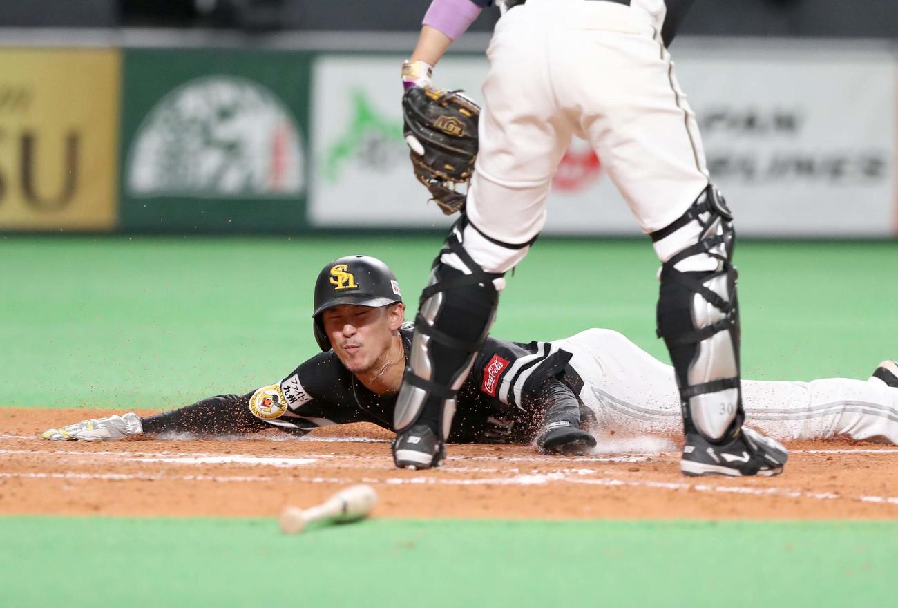 日本ハム対ソフトバンク　5回表ソフトバンク2死二塁、牧原大の左前適時打で生還する三森（撮影・黒川智章）