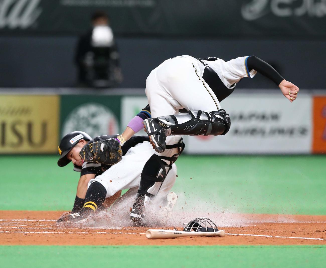 日本ハム対ソフトバンク　2回表ソフトバンク1死三塁、川瀬の一ゴロで清宮が本塁に悪送球し三塁走者中村晃が生還。捕手宇佐見（撮影・黒川智章）