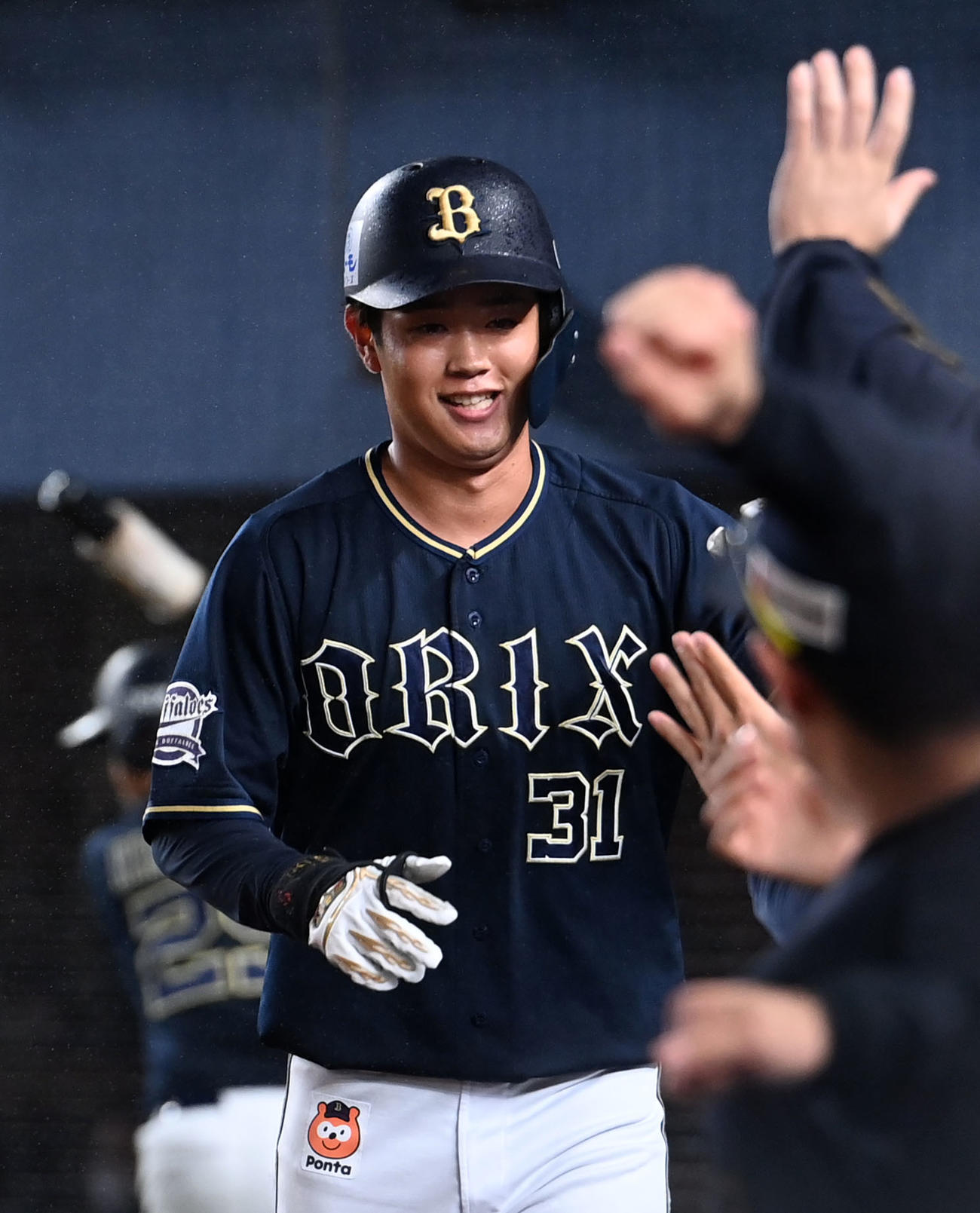 ロッテ対オリックス　5回表オリックス無死、右中間へ本塁打を放ちナインとタッチを交わす太田（撮影・横山健太）