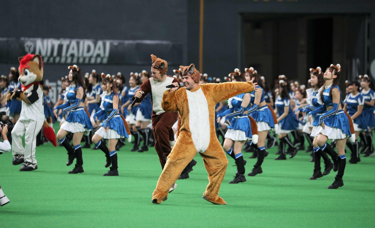 19日、ファイターズガールと「きつねダンス」を踊るYlvis（撮影・黒川智章）