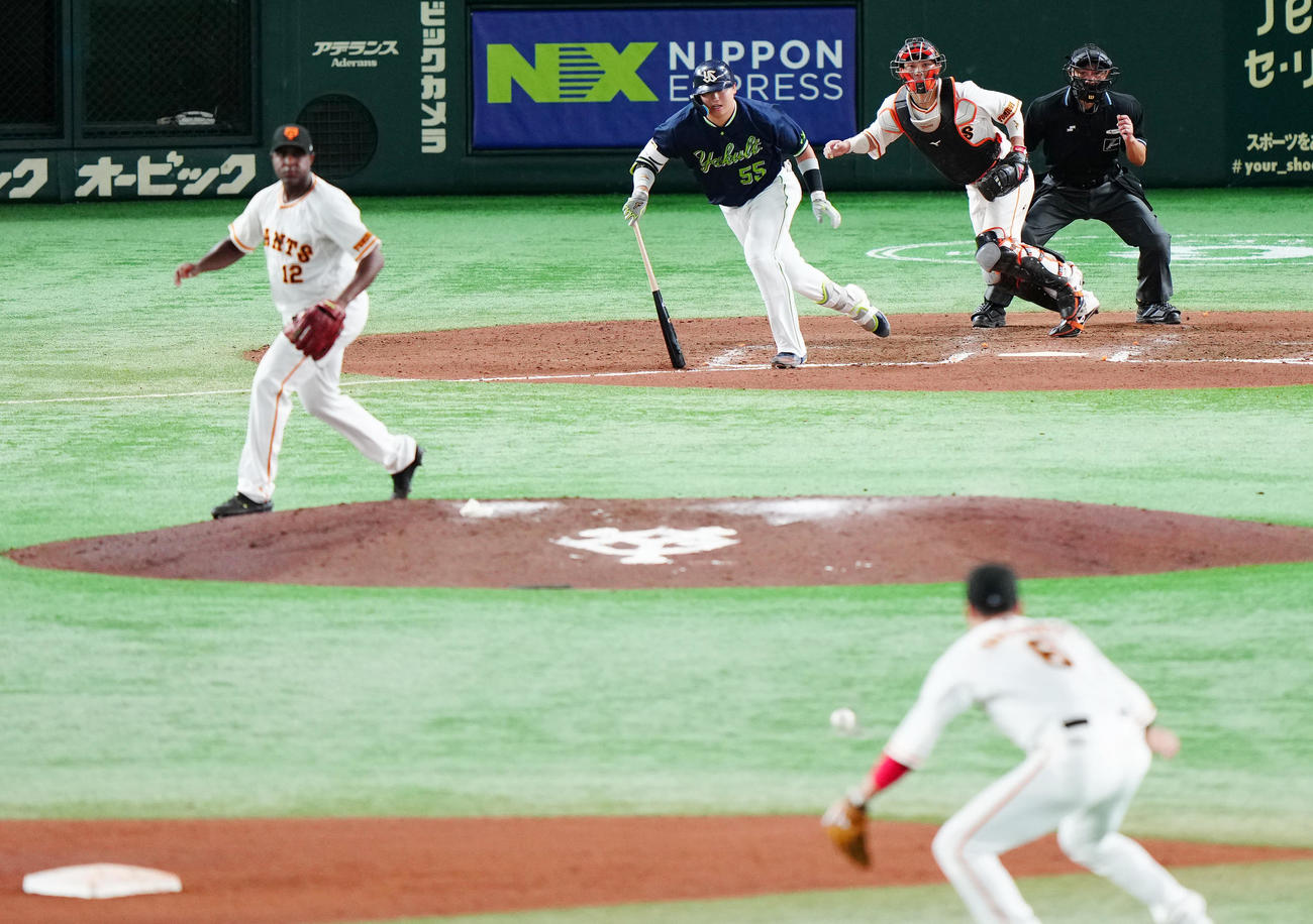 巨人対ヤクルト　7回表ヤクルト1死一塁、併殺に倒れる村上。投手デラロサ（撮影・江口和貴）