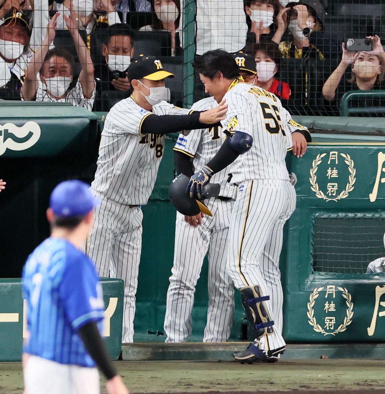阪神対DeNA 8回裏阪神無死、代打陽川は左越えソロ本塁打を放ちベンチで矢野監督（左）からメダルをかけてもらう（撮影・加藤哉）