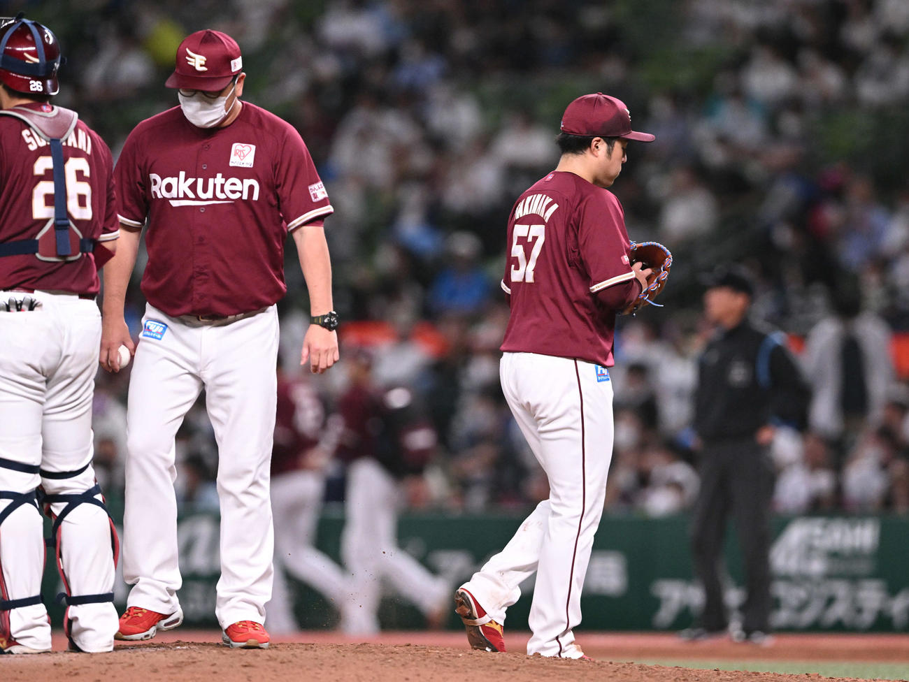 西武対楽天　6回裏、交代しベンチへ引き揚げる楽天滝中（右）（撮影・滝沢徹郎）