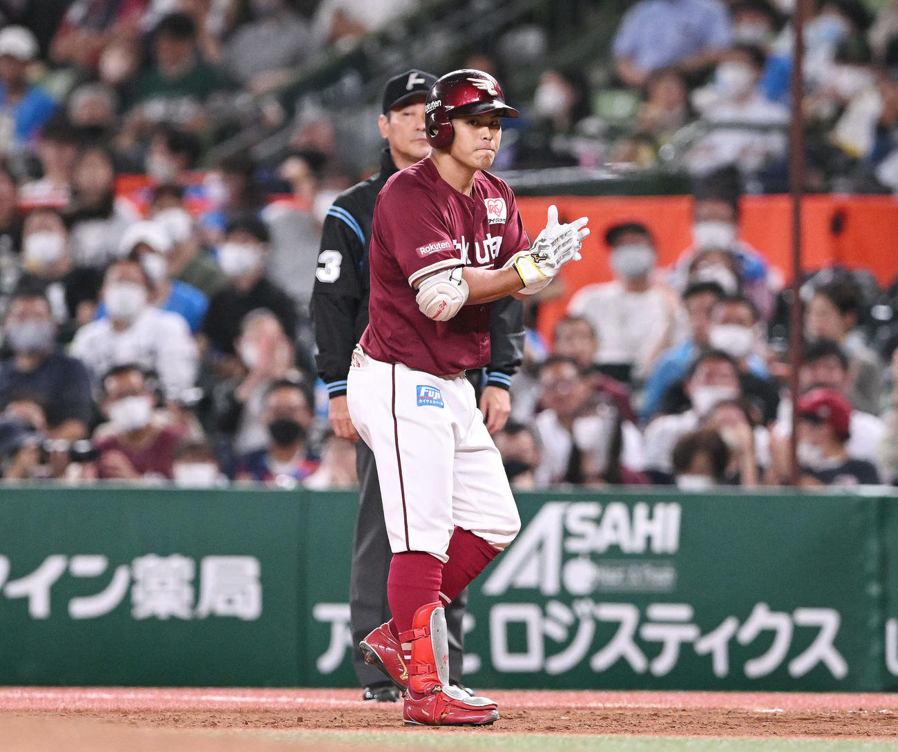 西武対楽天　5回表楽天1死二塁、山崎剛は中前適時打を放ち手をたたく（撮影・滝沢徹郎）