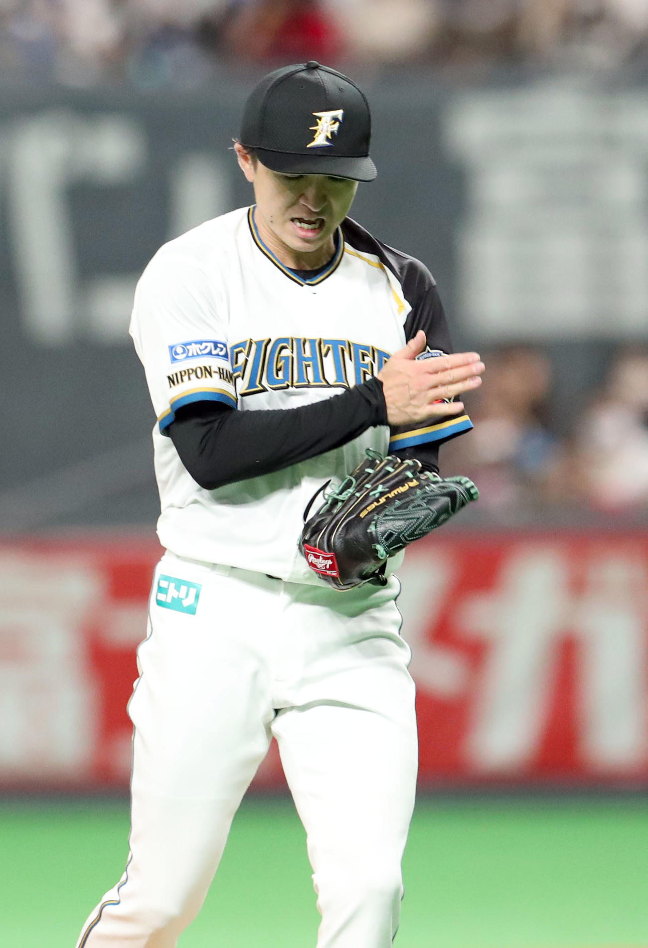 日本ハム対ソフトバンク　7回表ソフトバンク2死一、二塁、上沢は柳田を三振にとりグラブをたたく（撮影・佐藤翔太）