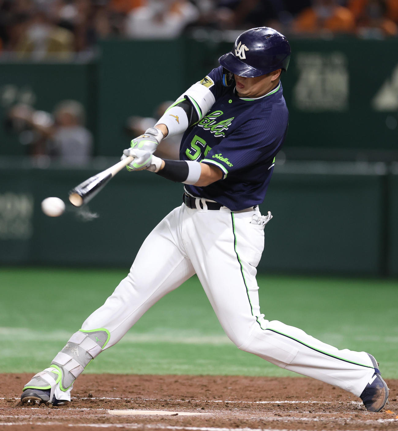 巨人対ヤクルト　3回表ヤクルト無死二塁、二ゴロに打ち取られる村上（撮影・狩俣裕三）