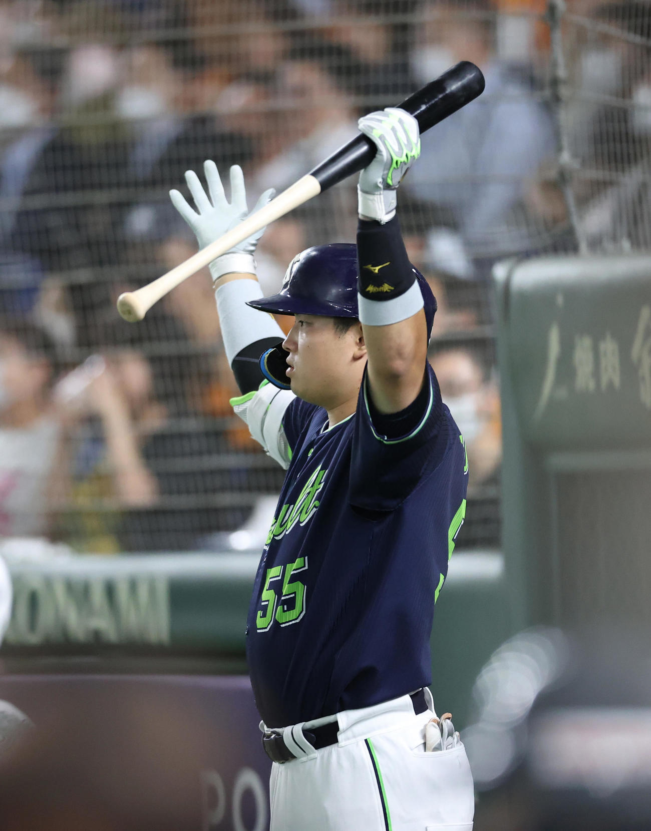 巨人対ヤクルト　9回表ヤクルト2死一塁、最後の打者山田哲人のハーフスイングの判定に、ネクストバッターサークルで手を挙げる村上（撮影・狩俣裕三）