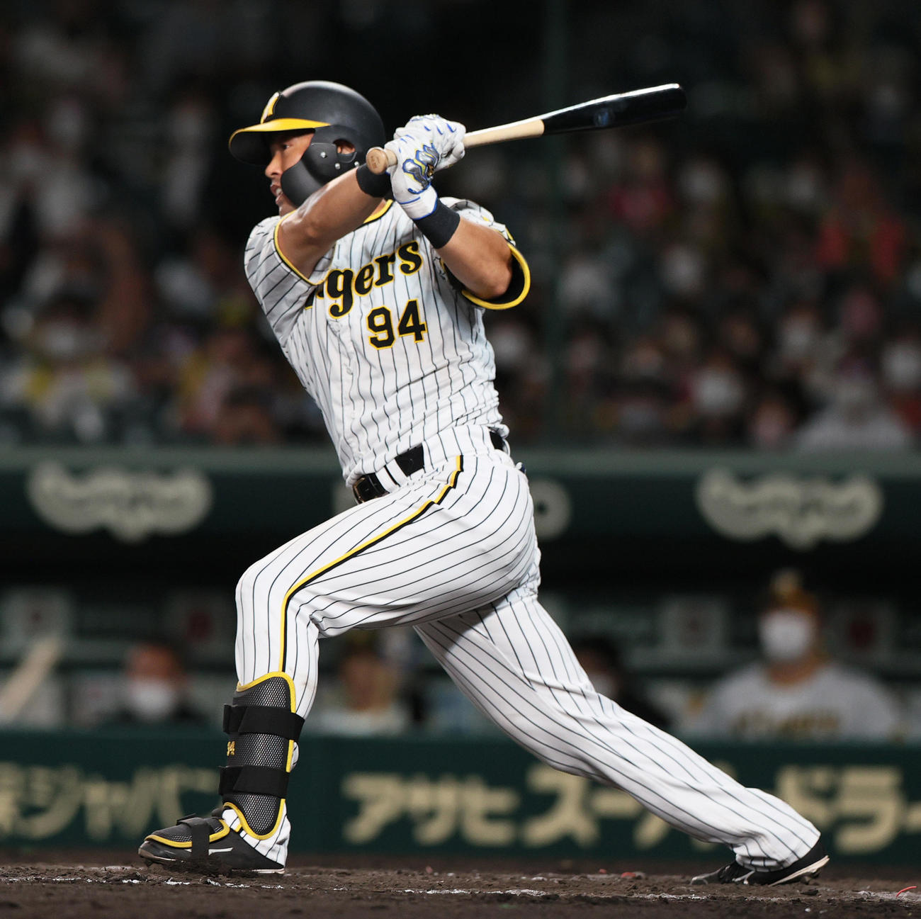 阪神対DeNA 8回裏阪神2死一、二塁、原口は左前適時打を放つ（撮影・上山淳一）