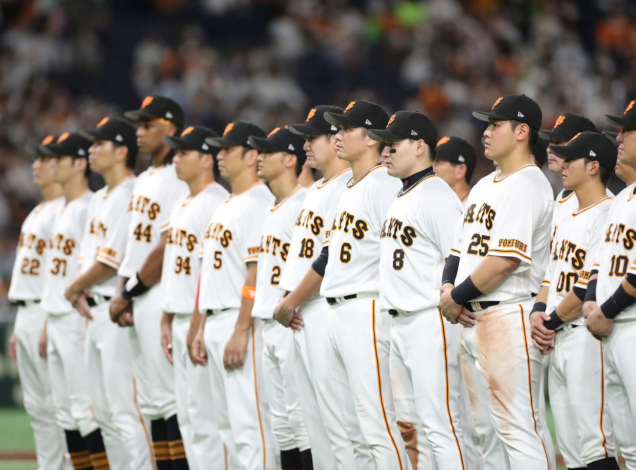 巨人体ヤクルト試合後、東京ドーム最終戦セレモニーに臨む巨人の選手たち（撮影・河田真司）