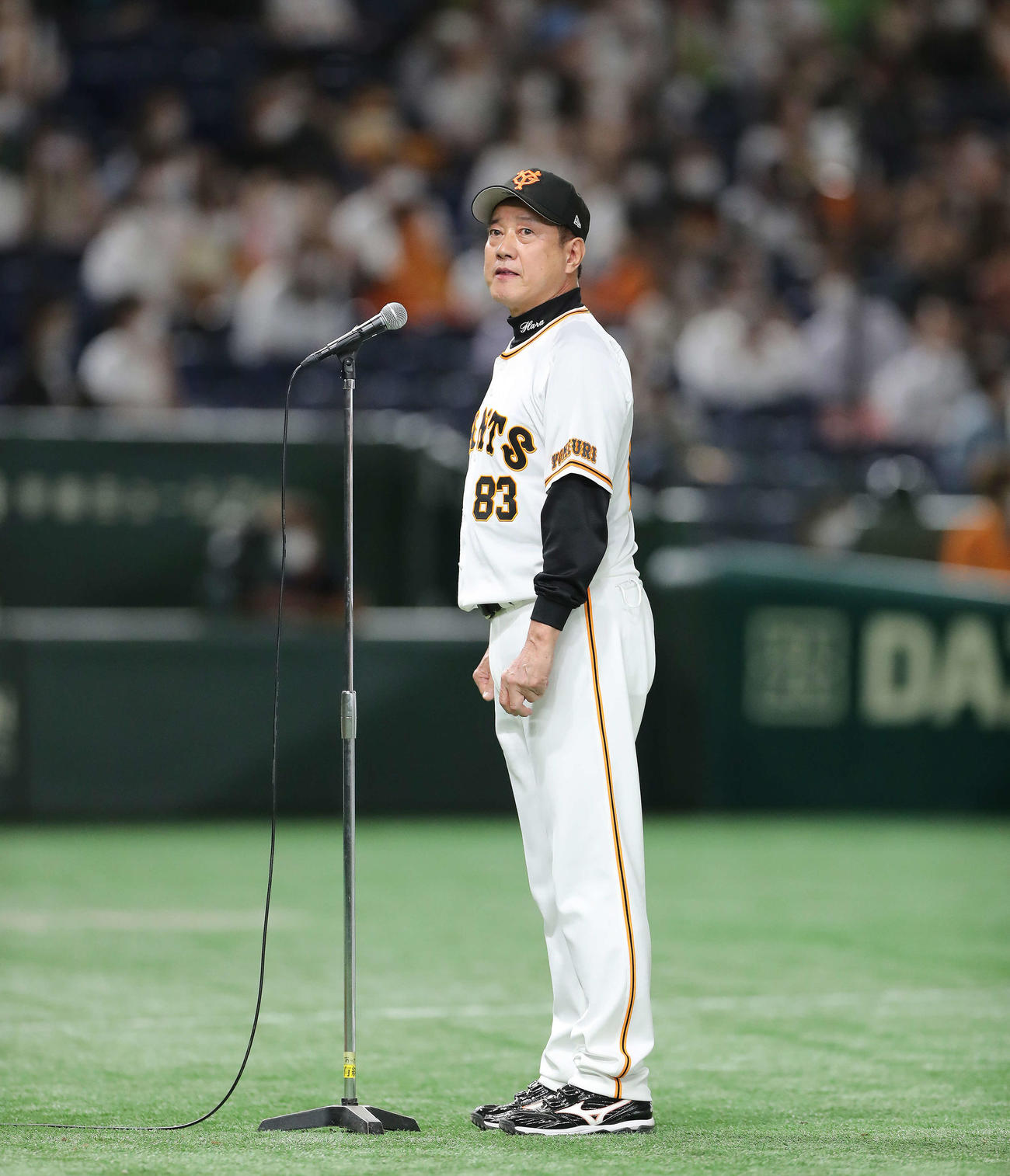 巨人体ヤクルト　試合後、東京ドーム最終戦セレモニーであいさつする巨人原監督（撮影・河田真司）