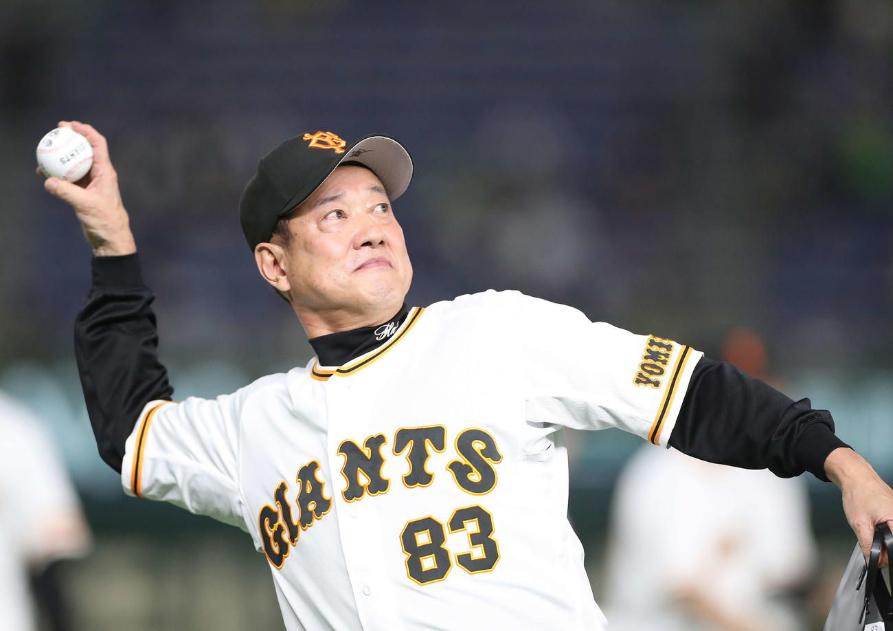 巨人体ヤクルト　試合後、東京ドーム最終戦セレモニーで観客席にサインボールを投げる巨人原監督（撮影・河田真司）