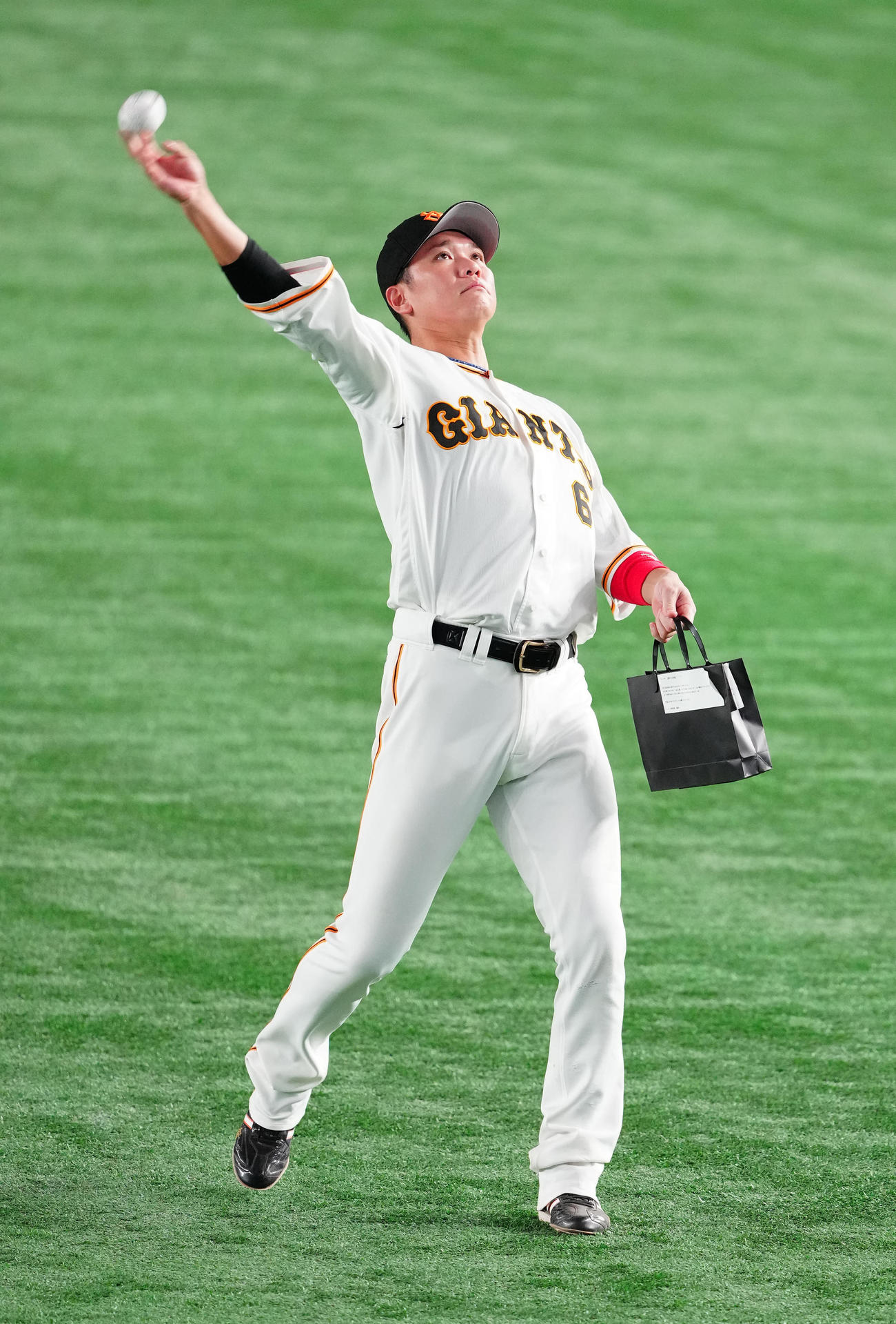 巨人対ヤクルト　試合後、サインボールをスタンドに投げ入れる巨人坂本（撮影・江口和貴）