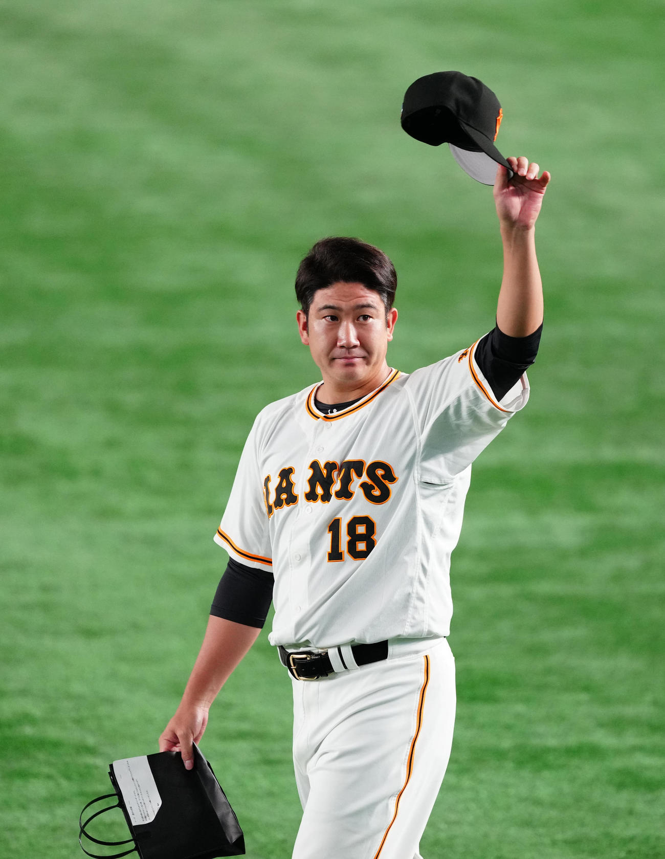 巨人対ヤクルト　試合後、ファンにあいさつする巨人菅野（撮影・江口和貴）