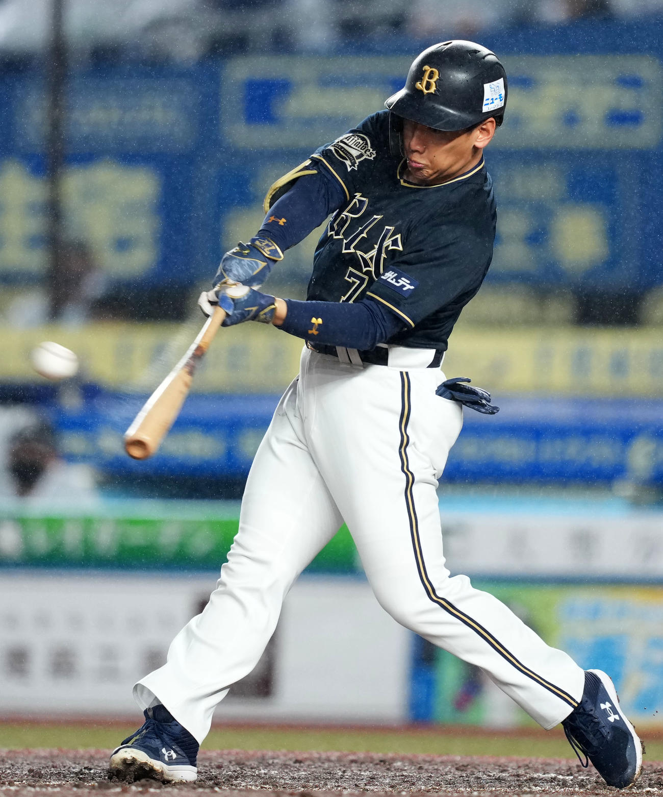 ロッテ対オリックス　8回表オリックス無死、右中間へソロ本塁打を放つ吉田正（撮影・横山健太）