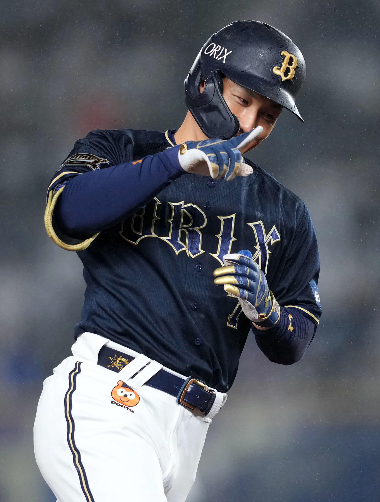 ロッテ対オリックス　8回表オリックス無死、右中間へソロ本塁打を放ち笑顔を見せる吉田正（撮影・横山健太）