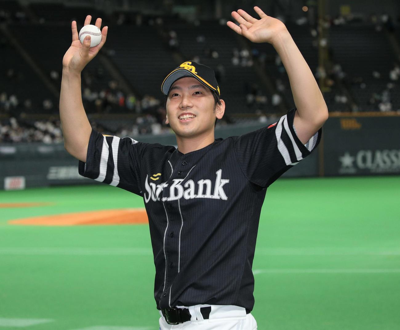 日本ハム対ソフトバンク　試合後、スタンドに向かって手を振る石川（撮影・黒川智章）