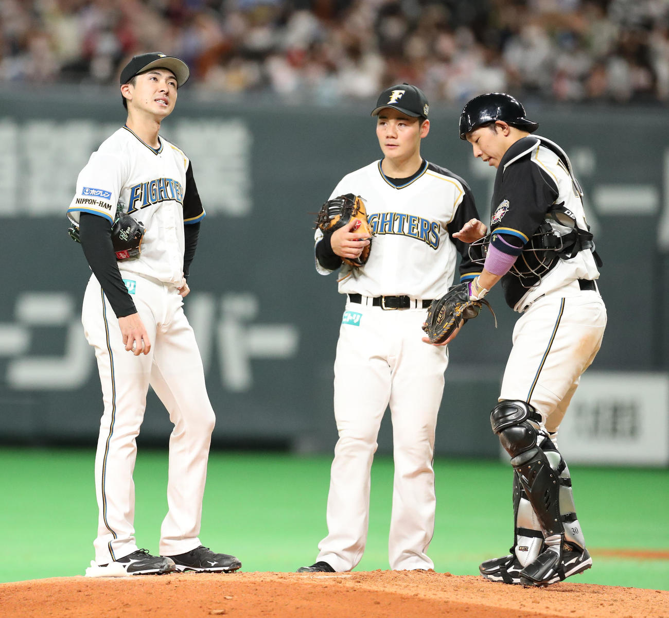 日本ハム対ソフトバンク　7回表ソフトバンク2死一塁、上沢（左）は牧原大に四球を与え首をかしげる（撮影・佐藤翔太）