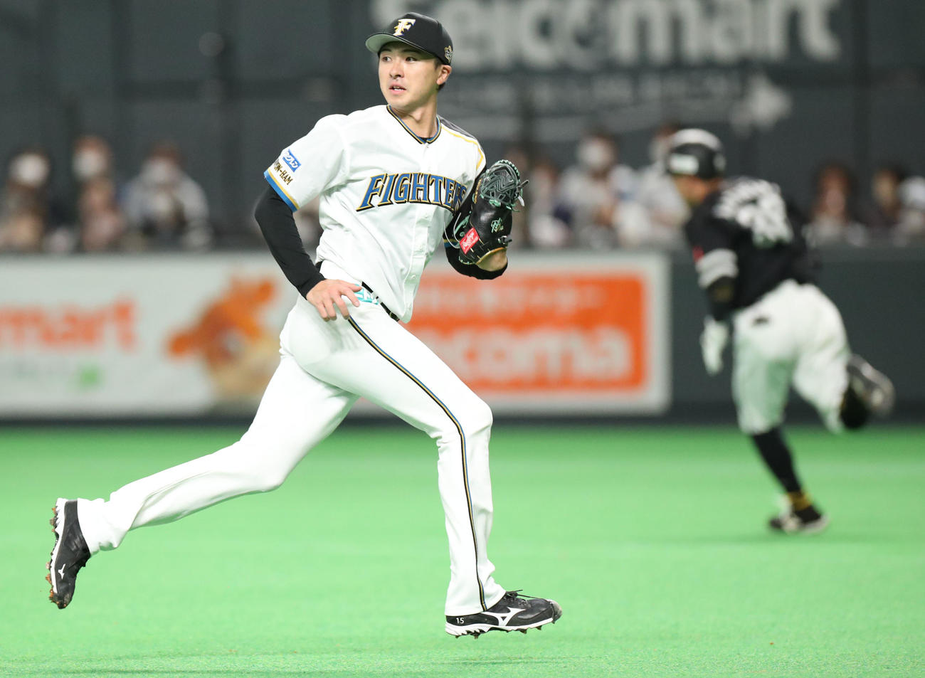 日本ハム対ソフトバンク　5回表ソフトバンク2死二塁、上沢（手前）は牧原大に左前適時打を浴びる（撮影・佐藤翔太）