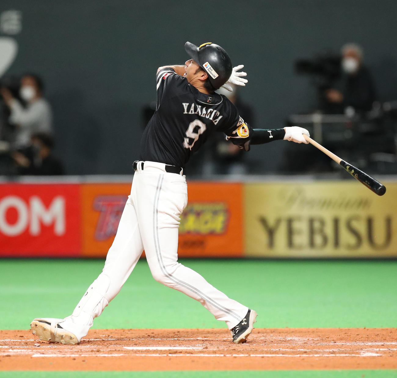 日本ハム対ソフトバンク　4回表ソフトバンク無死、右越え本塁打を放つ柳田（撮影・佐藤翔太）