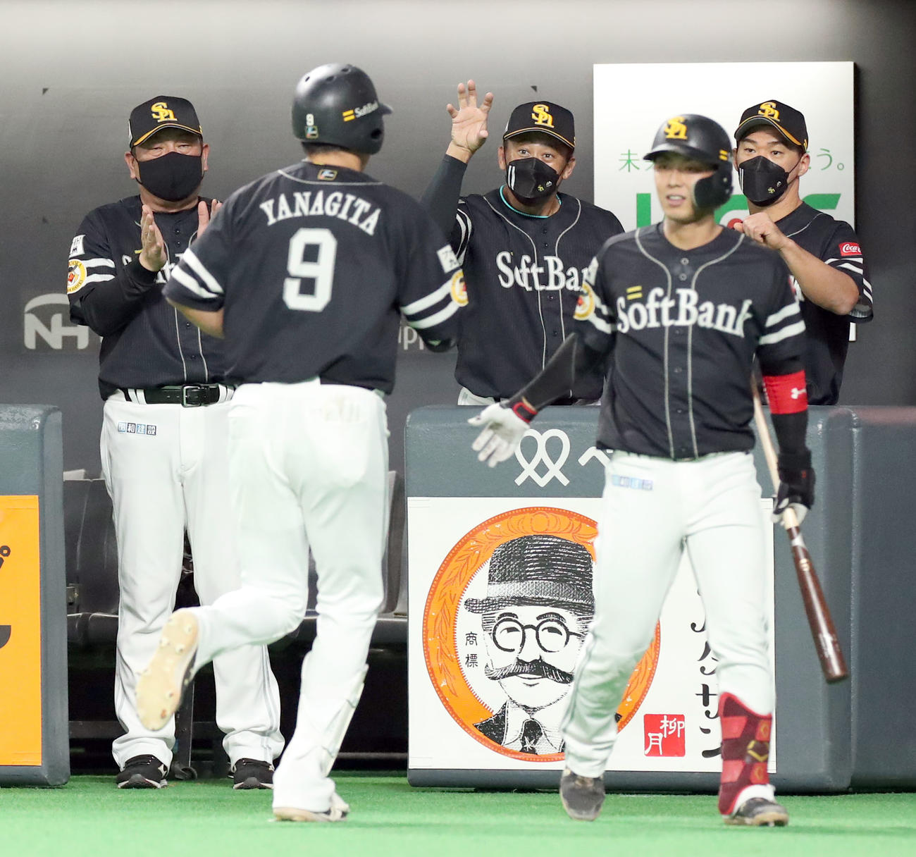 日本ハム対ソフトバンク　4回表ソフトバンク無死、藤本監督（左後方）は右越え本塁打を放った柳田を拍手で出迎える（撮影・佐藤翔太）