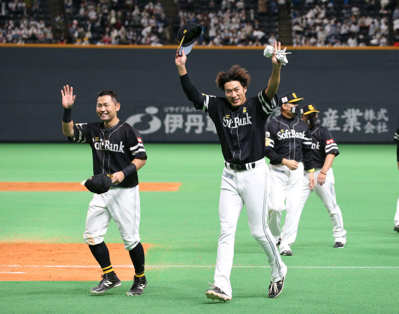 日本ハム対ソフトバンク　試合後、スタンドに向かって手を振る中村晃（左）と柳田（撮影・黒川智章）