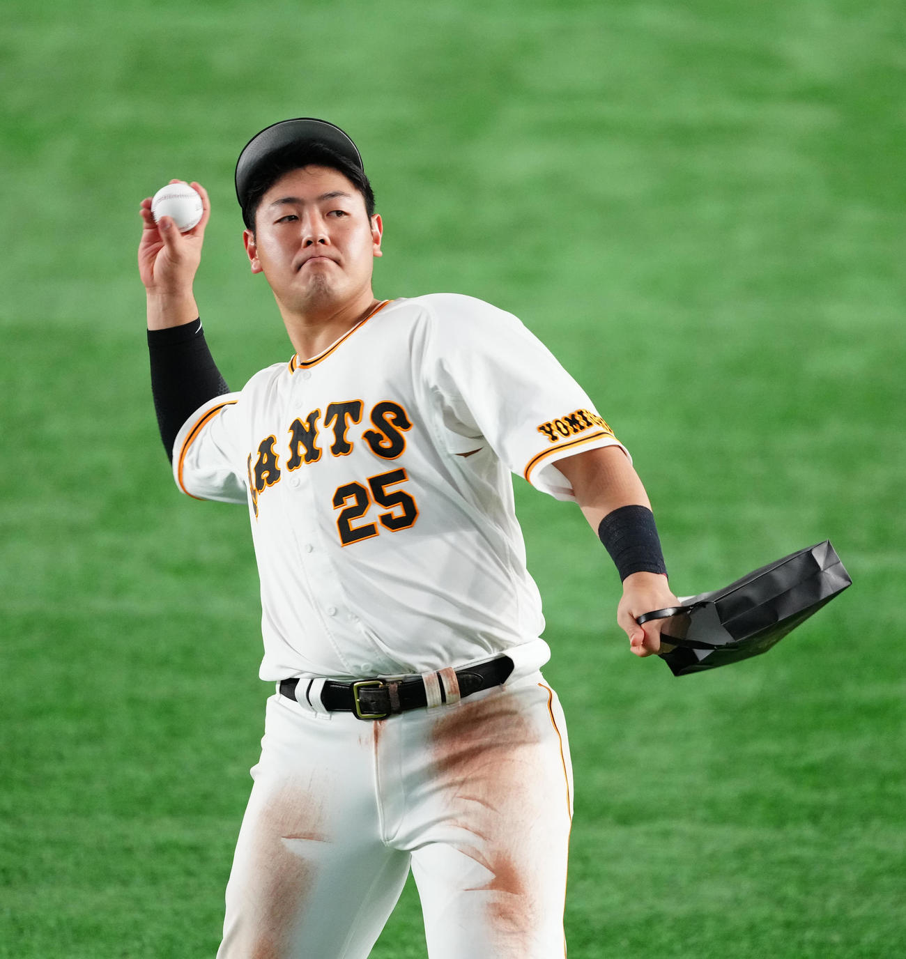巨人対ヤクルト　試合後、サインボールをスタンドに投げ入れる巨人岡本和（撮影・江口和貴）