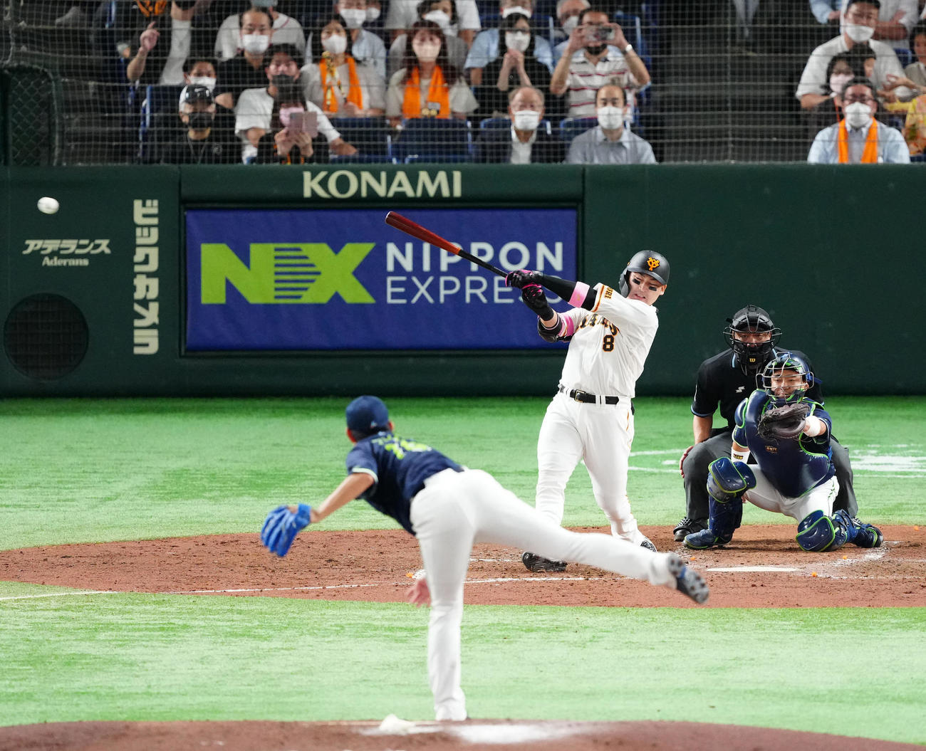 巨人対ヤクルト　3回裏巨人1死一、二塁、適時二塁打を放つ丸。投手原（撮影・江口和貴）