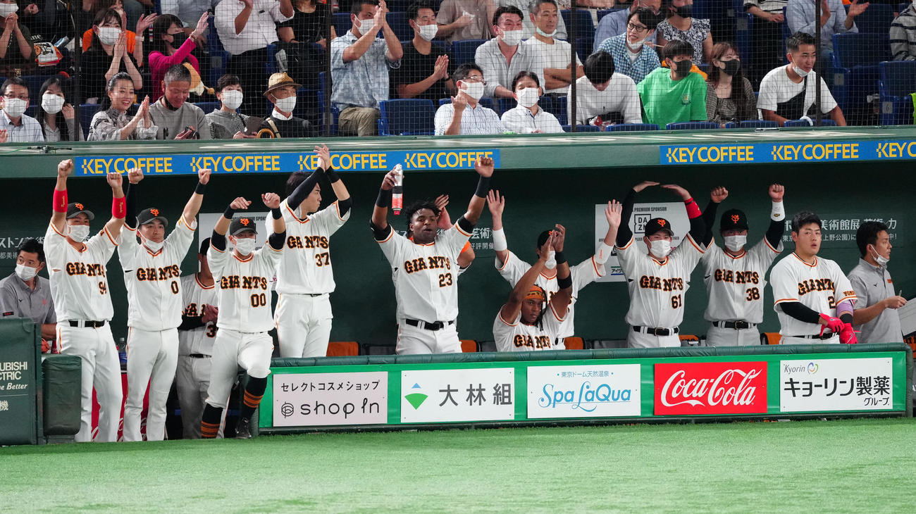 巨人対ヤクルト　3回裏巨人1死一、二塁、丸が適時二塁打を放ち、ベンチで歓喜する選手たち（撮影・江口和貴）