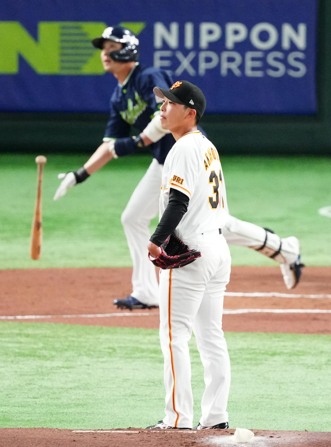 巨人対ヤクルト　1回表ヤクルト1死三塁、山田（後方）に先制適時二塁打を浴びる赤星（撮影・江口和貴）